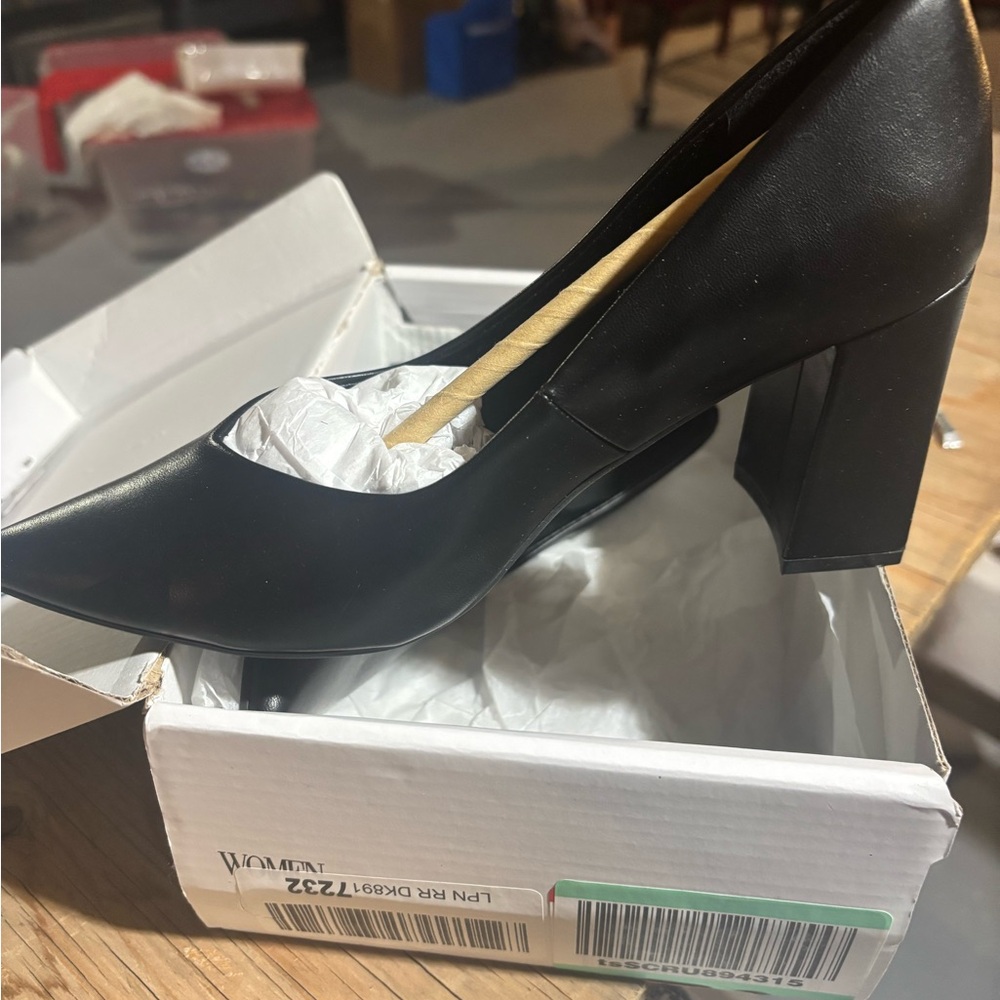 Elegant brand new size 5.5 Black Women's Pumps